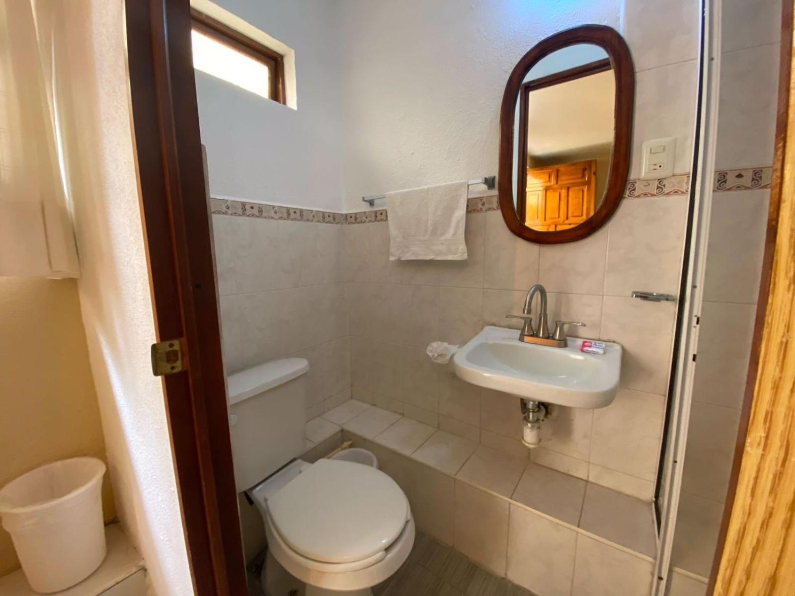 Hotel Camelinas Area Blanca Пацкуаро Экстерьер фото